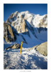 Piolet planté dans la neige sur fond de Mont Blanc. Massif du Mont-Blanc.