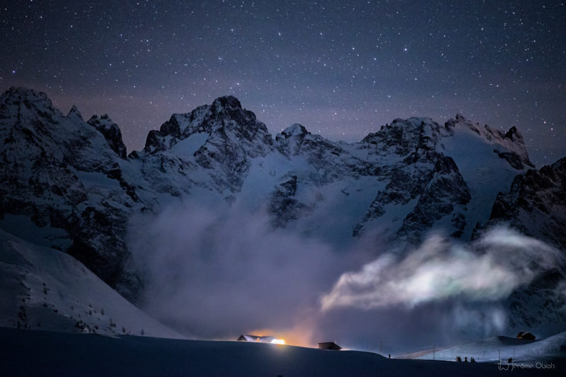 Voie lactée en montagne la nuit au dessus de la vallee Blanche et du Mont Blanc