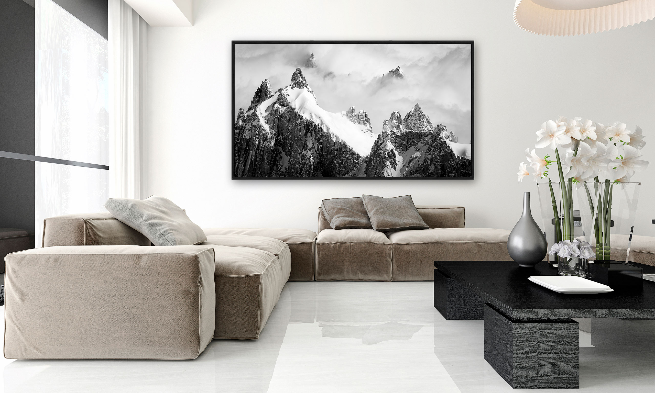 Tableau photo de montagne en noir et blanc dans un intérieur de salon