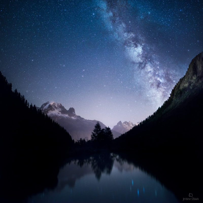 Voie lactée en montagne la nuit au dessus de la vallee Blanche et du Mont Blanc