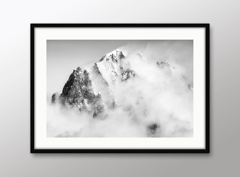 Photo montagne noir et blanc avec cadre