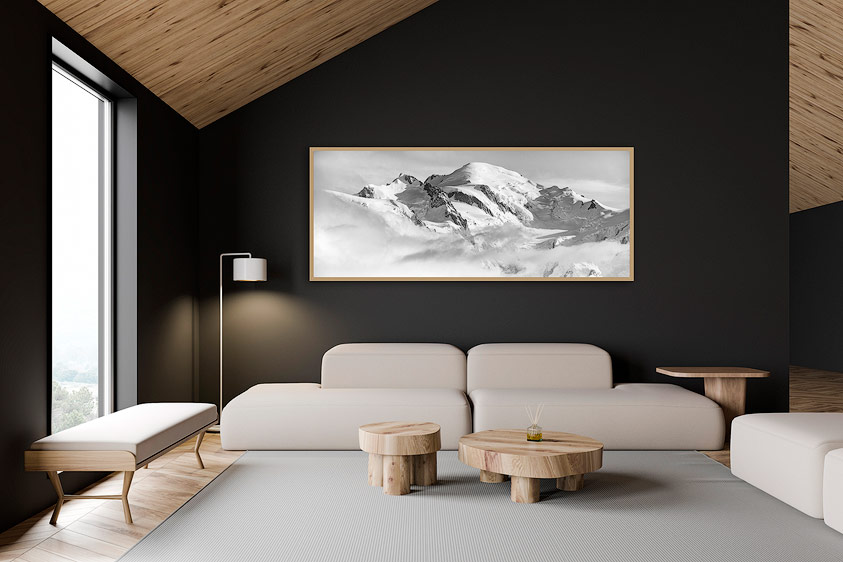 Tableau panoramique dans un intérieur bois avec mur noir