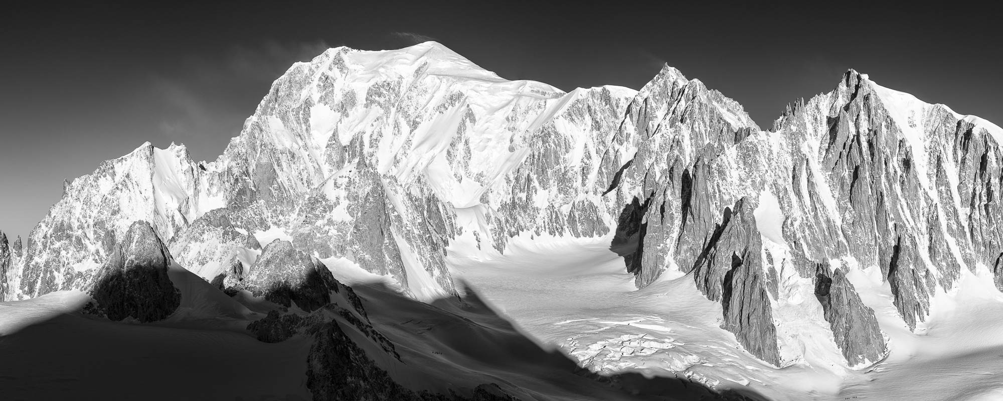 photo du mont blanc en noir et blanc