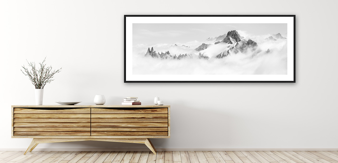 Tirage d'art d'un tableau photo montagne panoramique en noir et blanc encadré en intérieur